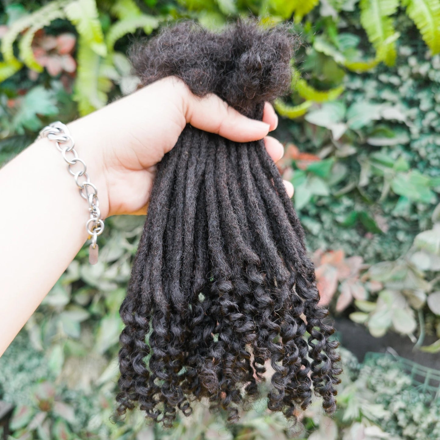 Locksify Afro Élégance Curly Ends 0.4mm – 20 à 30cm – Lot de 10 extensions