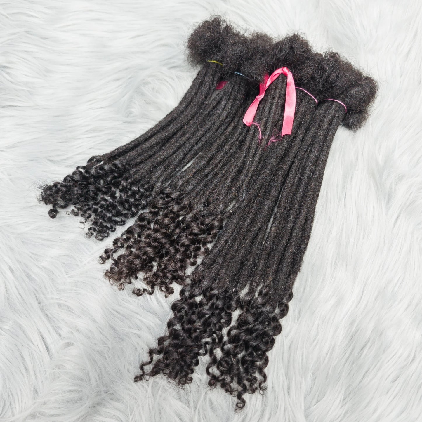 Locksify Afro Élégance Curly Ends 0.4mm – 20 à 30cm – Lot de 10 extensions